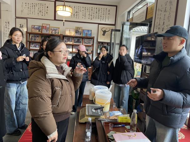 信阳师范大学茶学专业师生赴融心茶庄园开展茶叶深加工实习